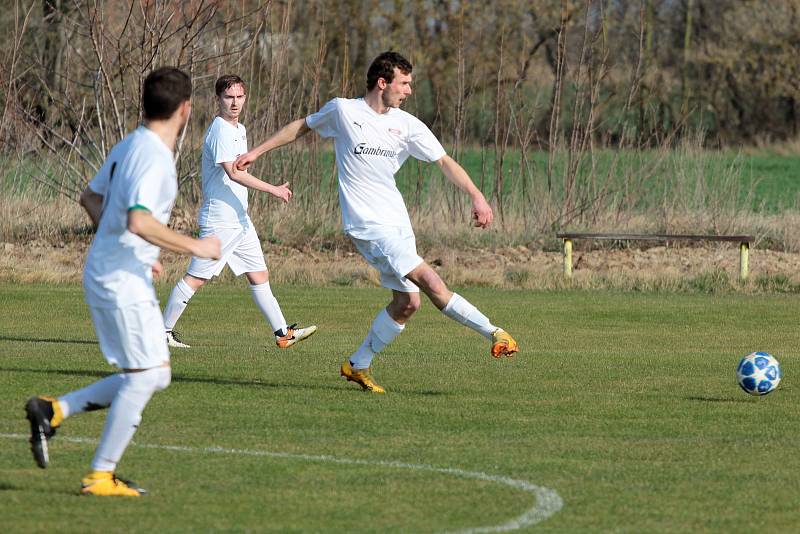 Díky proměněné penaltě porazili hrabětičtí fotbalisté (v bílém) B-tým Horních Kounic 1:0.