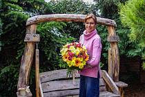 Z komunismu rovnou do podnikání. Obchod s květinami si manželé Moštkovi postavili před 30 lety na zahradě. Byli mezi prvními podnikateli po revoluci, s číslem 70 na ŽL. Dnes ho provozuje dcera Hana Víchová .