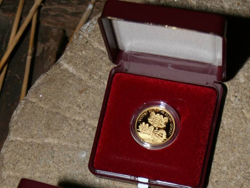 Křest zlaté mince s motivem mlýna ve Slupi.