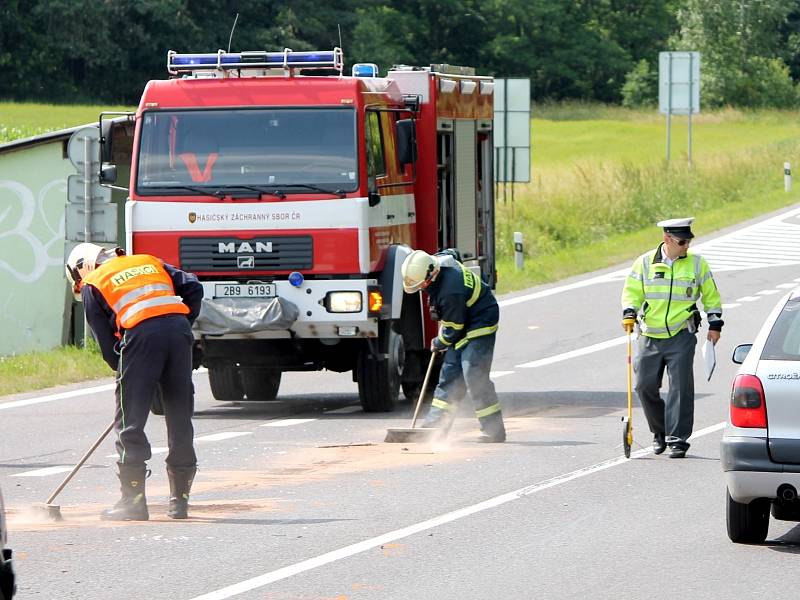 V sobotu odpoledne se na silnici číslo I/38 blízko křižovatky mezi Kravskem a Žerůtkami srazila čtyři osobní auta.