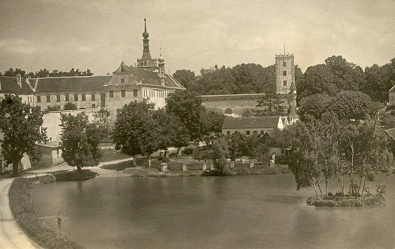Uherčický zámek se vrací k někdejší nádheře. Snímek datový snad do roku 1927.