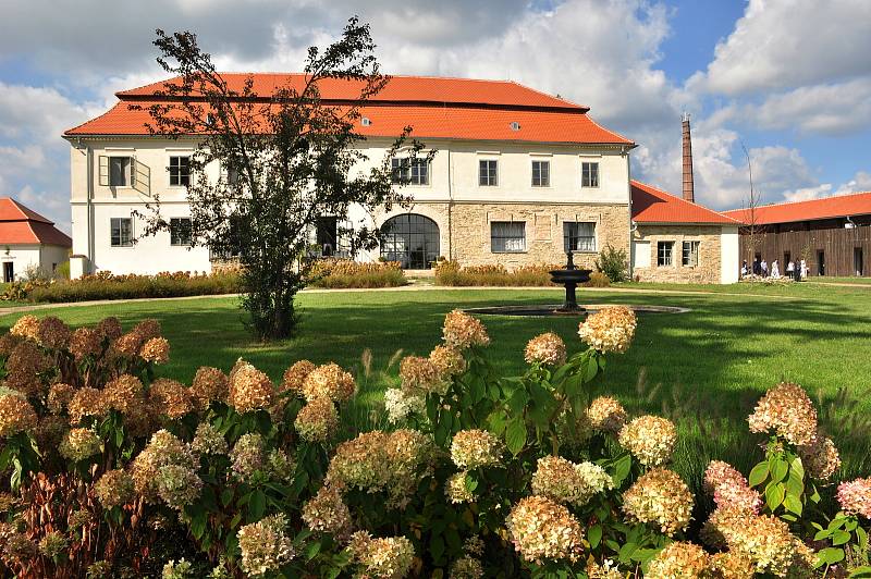 Kdysi středověká krčma, později továrna na výrobu keramiky v Kravsku na Znojemsku zvaná Kocanda po rekonstrukci. Na vlastní náklady ji opravili manželé Ludmila a Jan Zmekovi.