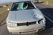 Obrovské štěstí měl řidič, jehož čelní sklo prorazil uvolněný kus ledu, který proletěl celým autem.