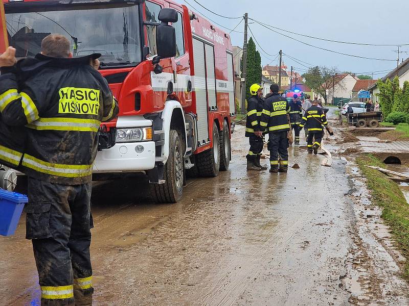 Hasiči odstraňují následky přívalových dešťů v Žeroticích na Znojemsku.