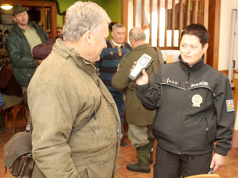 Policisté zkontrolovali desítky myslivců a zbraní. Před honem i přímo v terénu.