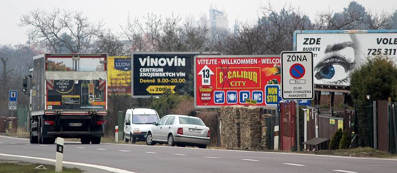 Těsně před vjezdem do Znojma od Prahy může pozornost řidičů ovlivnit trojice billboardů vedle sebe. Jsou těsně u značky začátek obce s omezením rychlosti. Následuje řada billboardů v zahrádkách. V sezoně zde bývá prodej ovoce a zeleniny.