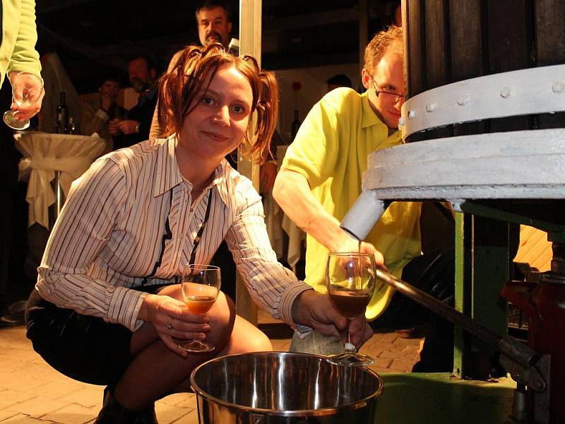 Již tradiční společenská akce zakončila ve čtvrtek lisování slámového vína Vinných sklepů Lechovice.