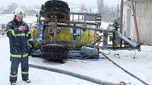 Dopravu v Hlubokých Mašůvkách komplikovala v pátek dopoledne havárie traktoru. V prudkém kopci se na zasněžené silnici převrátila cisterna, kterou traktor táhl.