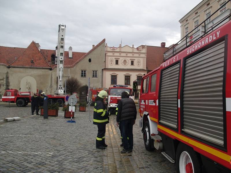 Požár vznikl ve střeše v okolí jednoho z komínů, hasiči dostali plameny pod kontrolu během zhruba patnácti minut.