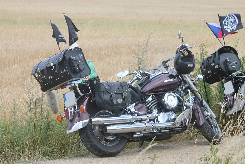 Odpolední srážka dvou motorkářů, kteří jeli v koloně s dalšími, dopadla bez větších zranění.