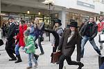 Silly Walk, neboli švihlý pochod, zažily v úterý historicky poprvé ulice Znojma. Díky studentům.