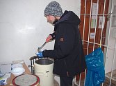 Třikrát týdne nabízí znojemská charita až do jara lidem bez domova teplou polévku.