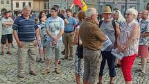 Na podporu požadavků spolku Milion chvilek pro demokracii a proti premiérovi Andrej Babišovi se na demonstraci ve Znojmě na Masarykově náměstí sešly v úterý přes dvě stovky lidí.