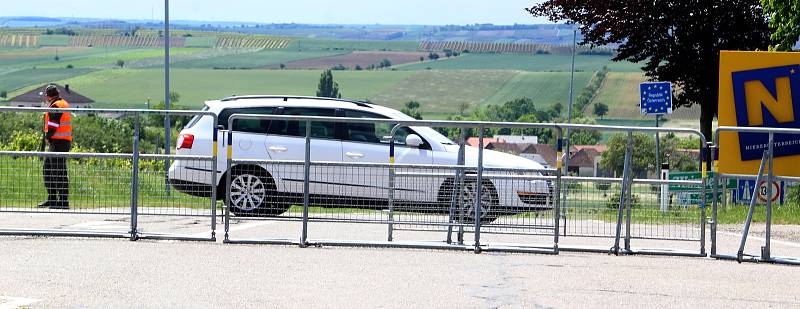 Překvapené řidiče čekala na přechodu Hnanice na rakouské straně zábrana. Uniformovaní příslušníci vraceli všechna auta zpět.