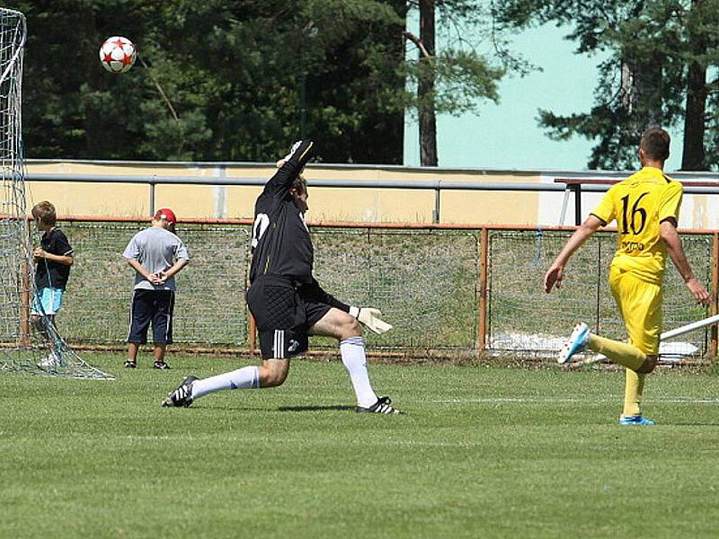 Fotbalisté Znojma si připsali na své konto další výhru v letní přípravě. Tentokrát se jim podařilo vyzrát na třetiligový Uničov. Po brankách Mičky a Vašíčka vyhráli 2:1.