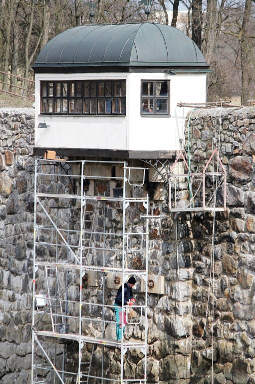 Čištění jevišovické přehrady pokračuje v těchto dnech opravou zpevňujících zdí i samotné hráze. Hotovo má být do konce dubna.