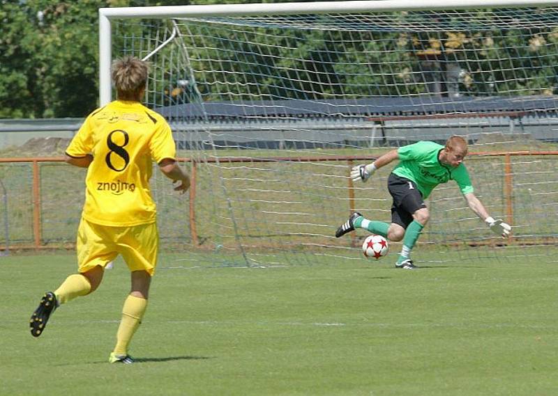 Fotbalisté Znojma si připsali na své konto další výhru v letní přípravě. Tentokrát se jim podařilo vyzrát na třetiligový Uničov. Po brankách Mičky a Vašíčka vyhráli 2:1.