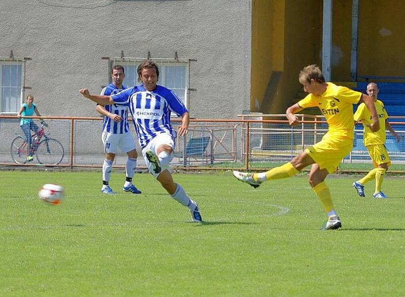 Fotbalisté Znojma si připsali na své konto další výhru v letní přípravě. Tentokrát se jim podařilo vyzrát na třetiligový Uničov. Po brankách Mičky a Vašíčka vyhráli 2:1.