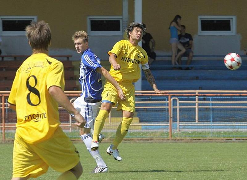 Fotbalisté Znojma si připsali na své konto další výhru v letní přípravě. Tentokrát se jim podařilo vyzrát na třetiligový Uničov. Po brankách Mičky a Vašíčka vyhráli 2:1.