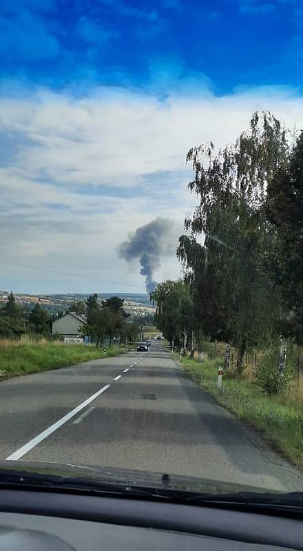 Na snímcích požár hned v počátku. Na místě už zasahovala jedna jednotka, během cca 15min bylo vidět plameny na vzdálenost 5km z kopce od Rybníku.