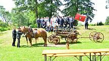 Členové SDH Olbramkostel se svou historickou stříkačkou.