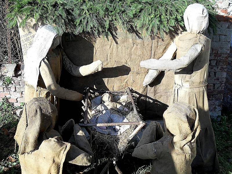 Betlém s více než desítkou postav v životní velikosti a vyrobených jen ze drátů, pytloviny a starých PET lahví, postavili před svým Muzeem motorismu na znojemské Koželužské ulici manželé Drozdovi. 