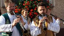 Oslavy tradičních krojovaných hodů slavili miroslavští tři dny a tři noci. Radnice zůstala věrná tradičnímu schématu oslav poděkování za úrodu.