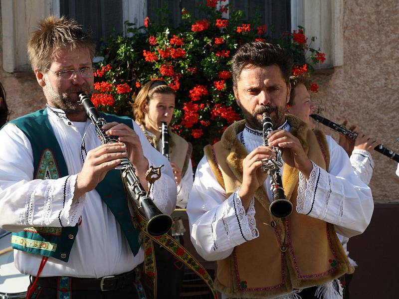 Oslavy tradičních krojovaných hodů slavili miroslavští tři dny a tři noci. Radnice zůstala věrná tradičnímu schématu oslav poděkování za úrodu.