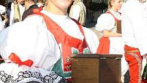 Oslavy tradičních krojovaných hodů slavili miroslavští tři dny a tři noci. Radnice zůstala věrná tradičnímu schématu oslav poděkování za úrodu.