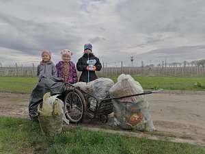 Ve Vrbovci se uklízelo, Zapojily se místní spolky i rodiny s dětmi