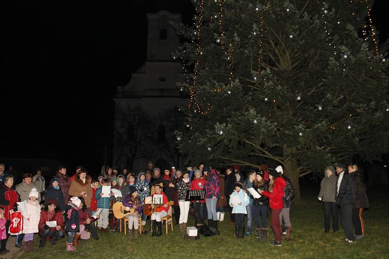 Přibližně stovka lidí od těch nejmenších po jejich babičky a dědy si přišla zazpívat koledy k vánočnímu stromu před kostelem svatého Josefa v Jevišovicích.