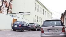 V úzké ulici Prokopa Diviše ve Znojmě-Příměticích parkují auta na obou stranách. Větší pak neprojedou.