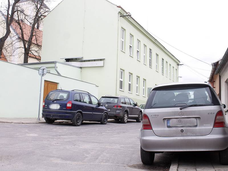 V úzké ulici Prokopa Diviše ve Znojmě-Příměticích parkují auta na obou stranách. Větší pak neprojedou.