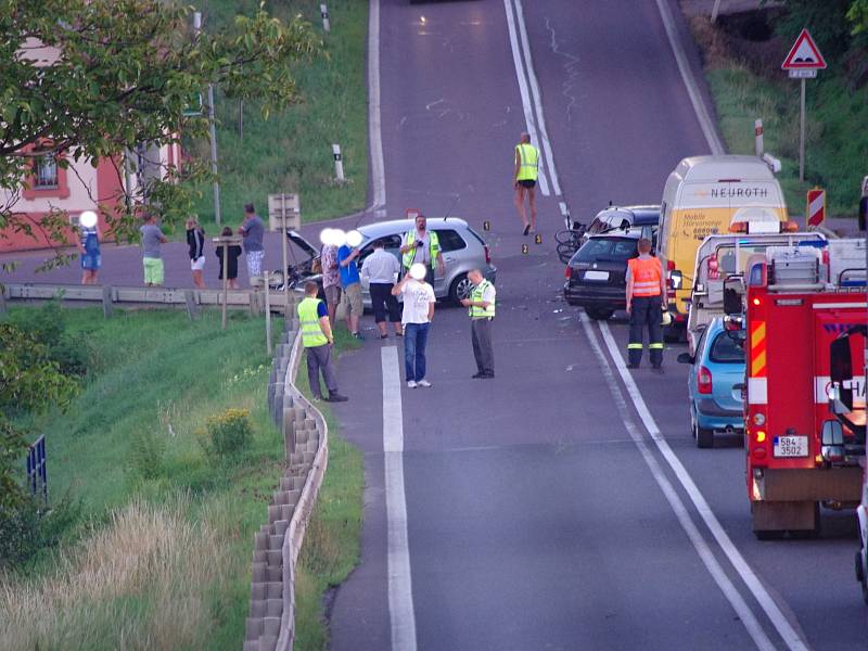 Pět zraněných a škodu přes čtyři sta tisíc korun si vyžádala nehoda u Vrbovce poslední srpnový večer.