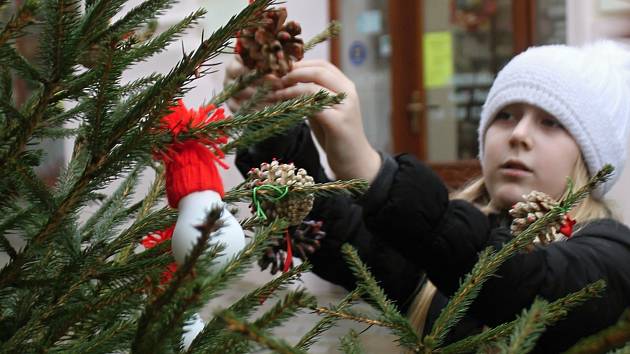 Vánoční stromky v Obrokové ulici nazdobily také letos děti ze znojemských mateřských a základních škol. 