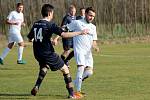 Díky proměněné penaltě porazili hrabětičtí fotbalisté (v bílém) B-tým Horních Kounic 1:0.