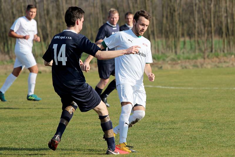 Díky proměněné penaltě porazili hrabětičtí fotbalisté (v bílém) B-tým Horních Kounic 1:0.