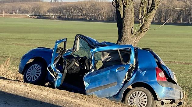 Následky tragické nehody na silnici mezi Lechovicemi a Boroticemi.