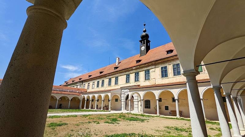 Uherčický zámek se vrací k někdejší nádheře. Zámek, který je označován za „učebnici slohů“, vznikl na místě původní gotické tvrze, kterou na konci 15. století vybudovali Krajířové z Krajku.