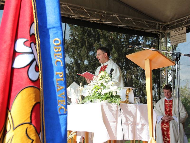 Slavnostní setkání rodáků a přátel, spojené s žehnáním obecní vlajky, měli první květnovou sobotu v Plavči. 