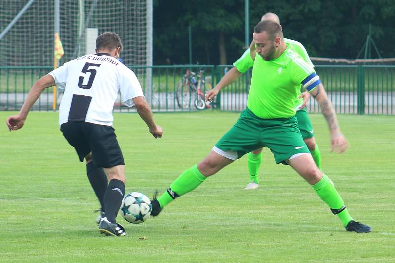 Fotbalisté Šatova (v zeleném) zakončili sezonu zápasem s Dobšicemi, kterým podlehli 1:4. Foto: Petr Hlucháň