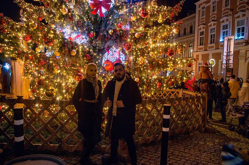 S první nedělí adventní se do Znojma vrátil oblíbený Znojemský advent. Rozsvícení vánočního stromu přilákalo tisíce návštěvníků. Snímky z roku 2022.