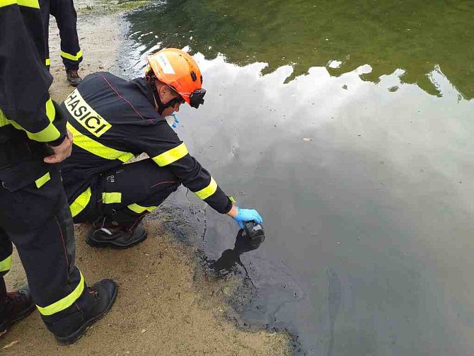 Hasiči ze znojemské stanice společně s kolegy z Jemnice vyrazili k likvidaci neznámé látky na Vranovskou přehradu.