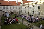 Koncert zpěvačky Pavlíny Senić a tenora Josefa Moravce konaný na zámku v Uherčicích v rámci Hudebního festivalu Znojmo opět podpořil opravy chátrajícího památky.