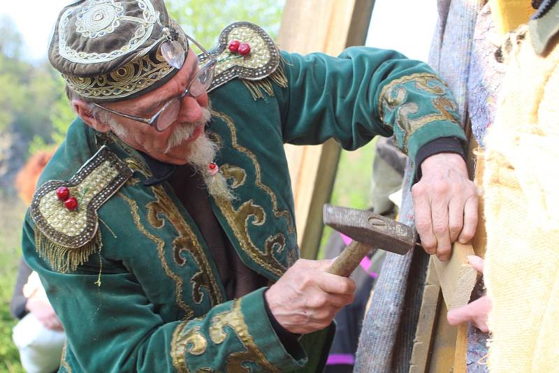 Happeningem a zahalením sochy vyvrcholil umělecký postoj Lubo Kristka k rozepři s vedením Vranova nad Dyjí.