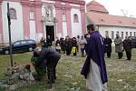 Bohoslužbu za oběti komunismu a politické vězně připravila na sobotní dopoledne u příležitosti státního svátku loucká farnost.