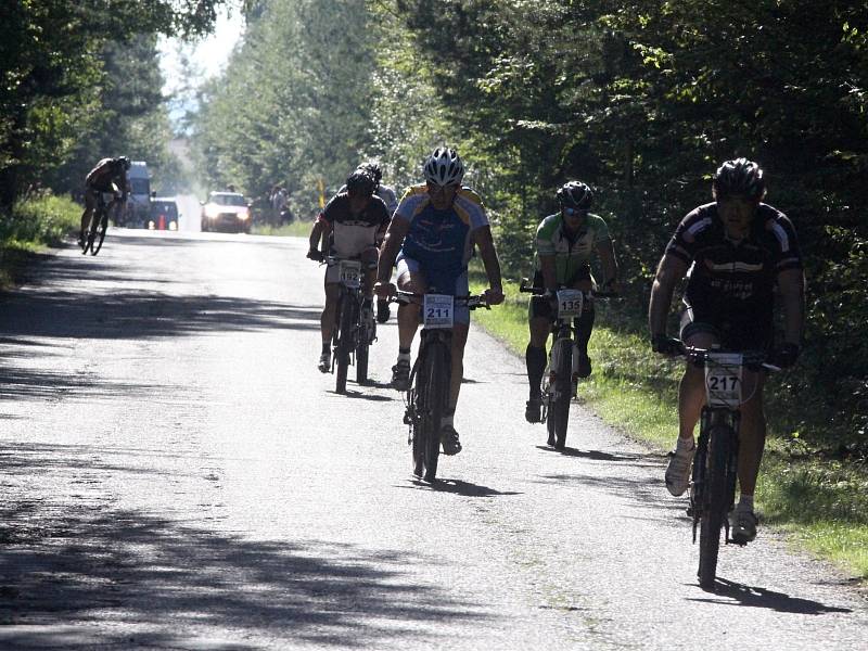 Posedmé závodili cyklisté kolem vranovské přehrady MTB maratonu Vranovská Pohádka Lahofer Author Cup