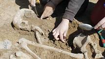 V zásobní jámě v půdě na trase budoucího obchvatu Znojma nalezli archeologové během měsíce již druhou kostru. Skelet patrně patřil ženě a je z doby asi 2200 let před naším letopočtem.
