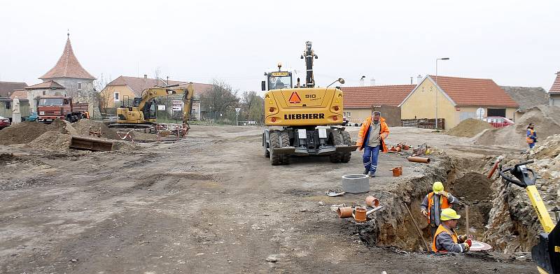 Uzavírka silnice z Gránic na Hradiště má skončit na konci května. Opravy postupují podle plánu. Dělníci připravují i prostor pro budoucí kruhový objezd v Hradišti. Nyní tam pokládají kanalizaci.