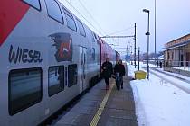 Do Vídně lze ze Znojma jet vlakovou souopravou rakouských drah. Říkají ji Wiesel.